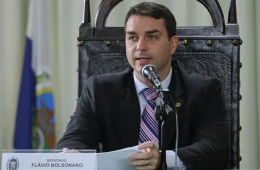 Fala sobre urnas vira munição contra tentativa de Flávio de construir imagem moderada