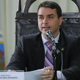 Fala sobre urnas vira munição contra tentativa de Flávio de construir imagem moderada