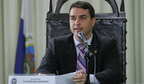 Fala sobre urnas vira munição contra tentativa de Flávio de construir imagem moderada