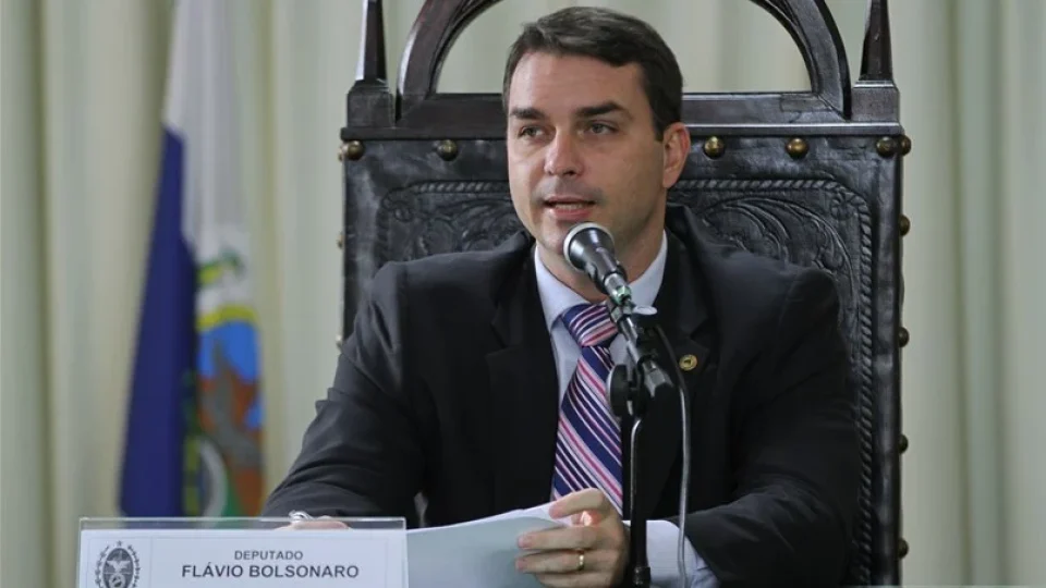 Fala sobre urnas vira munição contra tentativa de Flávio de construir imagem moderada
