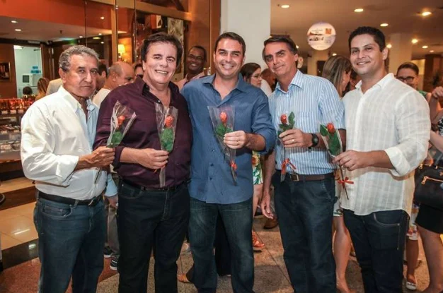 Da esquerda para a direita: Carlos Alberto Parreira, Wagner Montes, Flávio Bolsonaro, Jair Bolsonaro e Alexandre Santini durante a inauguração da franquia da Kopenhagen da qual Flávio Bolsonaro era sócio, no Rio de Janeiro, em 2015.