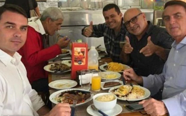 flavio bolsonaro com queiroz e jair bolsonaro