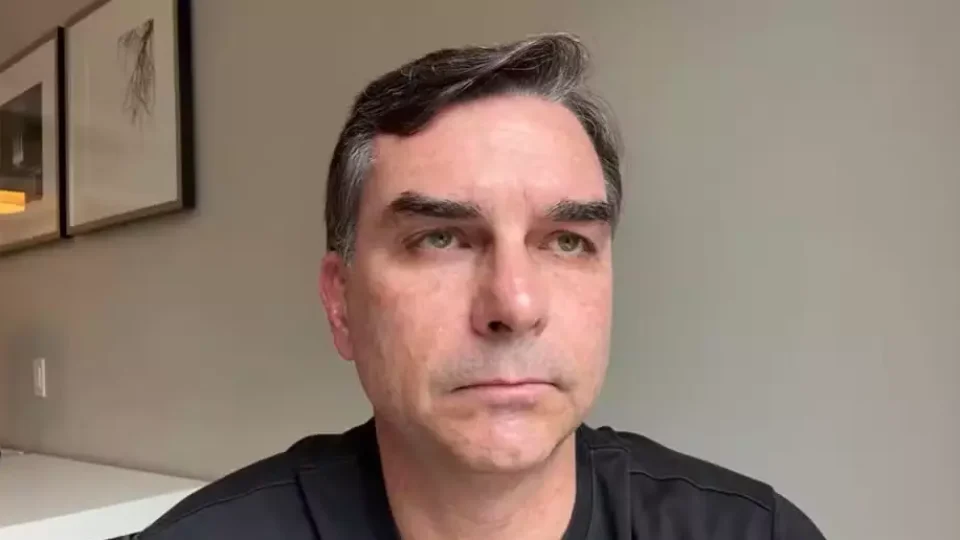 Fraude, alertas e e-mail aberto: o que se sabe sobre a falsa filiação de Flávio