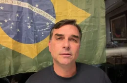 Flávio: de Bolsonaro vacinado a apenas Bolsonaro