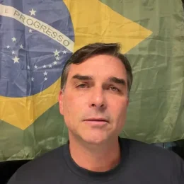 Flávio: de Bolsonaro vacinado a apenas Bolsonaro