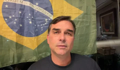 Flávio: de Bolsonaro vacinado a apenas Bolsonaro