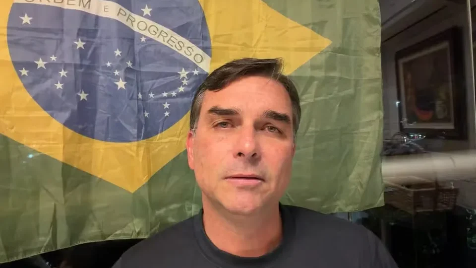 Flávio: de Bolsonaro vacinado a apenas Bolsonaro