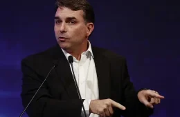 Flávio Bolsonaro não divulga contas de Dark Horse um mês após anunciar prazo