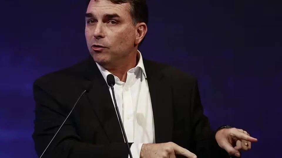 Flávio Bolsonaro não divulga contas de Dark Horse um mês após anunciar prazo