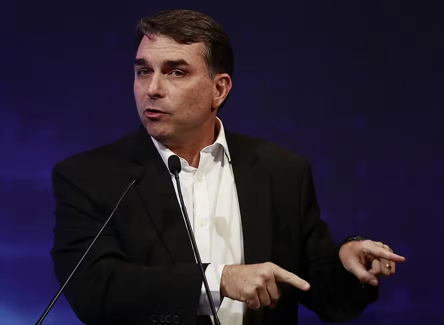 Flávio Bolsonaro não divulga contas de Dark Horse um mês após anunciar prazo