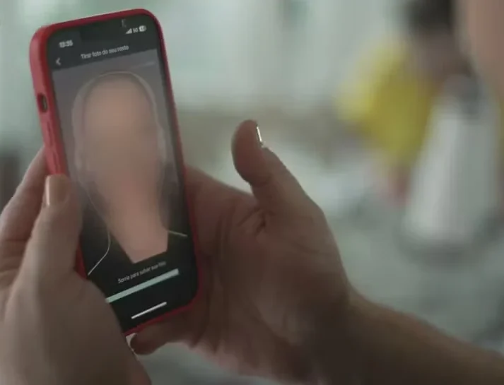 Mulher é presa por fotografar idosos para aplicar golpes com reconhecimento facial