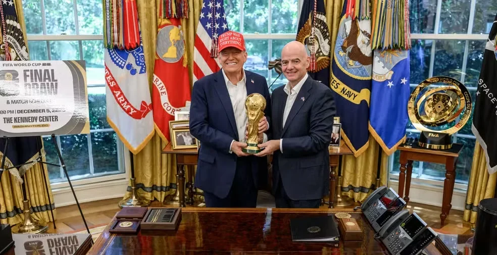 Presidente dos Estados Unidos, Donald Trump, e presidente da Fifa, Gianni Infantino, posam para foto com o troféu da Copa do Mundo no Salão Oval, na Casa Branca. Foto de agosto de 2025. — Foto: Divulgação/Casa Branca