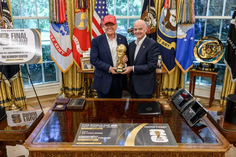 Presidente dos Estados Unidos, Donald Trump, e presidente da Fifa, Gianni Infantino, posam para foto com o troféu da Copa do Mundo no Salão Oval, na Casa Branca. Foto de agosto de 2025. — Foto: Divulgação/Casa Branca