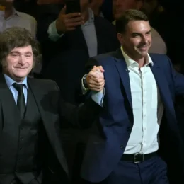 Modelo de Flávio, Milei entrega terras raras da Argentina para Trump