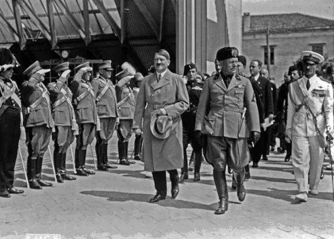 Adolf Hitler e Benito Mussolini lideraram regimes fascistas de extrema-direita durante o século XX.Crédito da Imagem: Commons