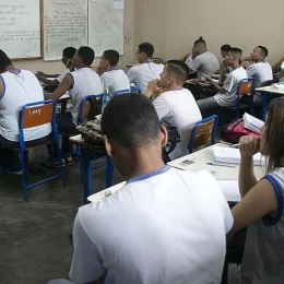 Professor no Estado do Rio de Janeiro: muito gasto, pouca educação