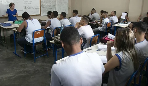 Professor no Estado do Rio de Janeiro: muito gasto, pouca educação