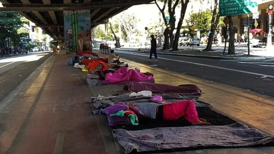 Tarcísio prometeu zerar população de rua, mas cadastro cresce 82% em São Paulo