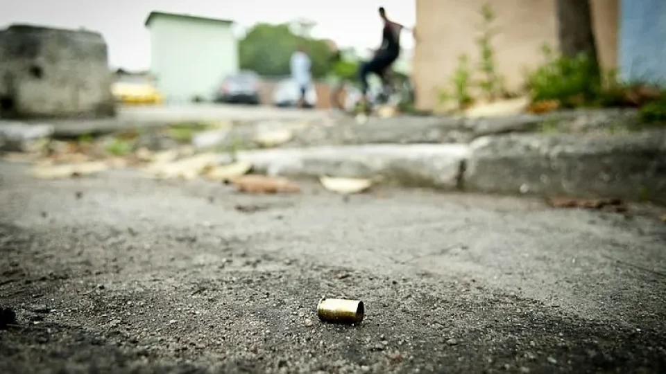 Mortes violentas no Brasil caem 8,4% em 2025 e chegam ao menor patamar em 14 anos