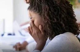 Problemas de coluna e saúde mental impulsionam recorde de afastamentos pelo INSS