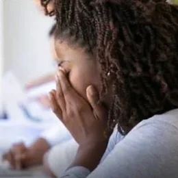 Problemas de coluna e saúde mental impulsionam recorde de afastamentos pelo INSS