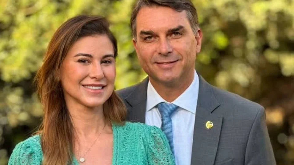 Mulher de Flávio, denunciada no esquema de rachadinha, vira aposta após crise com Michelle