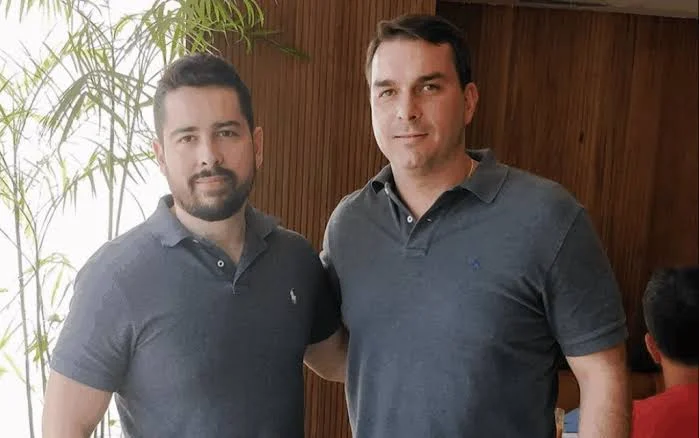 Kleber Pizão - 01/07/2026 16h33 | atualizado em 02/07/2026 17h12 Paulo Figueiredo e Flávio Bolsonaro juntos, em 2017 Foto: reprodução/Facebook (Flávio Bolsonaro)