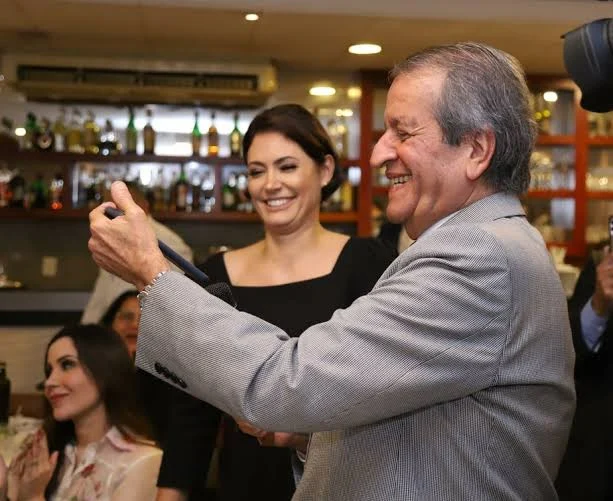 Michelle Bolsonaro e Valdemar Costa Neto falam com ex-presidente Bolsonaro em ligação por telefone no jantar de apoio a Rogério Marinho à presidência do Senado — Foto: Reprodução