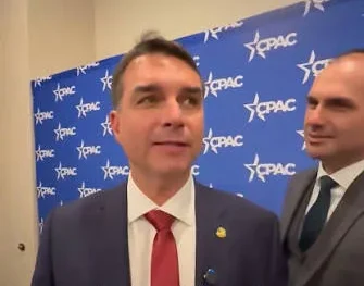 Itamaraty alerta Câmara para risco de ação militar dos EUA pedida por Flávio e Eduardo Bolsonaro