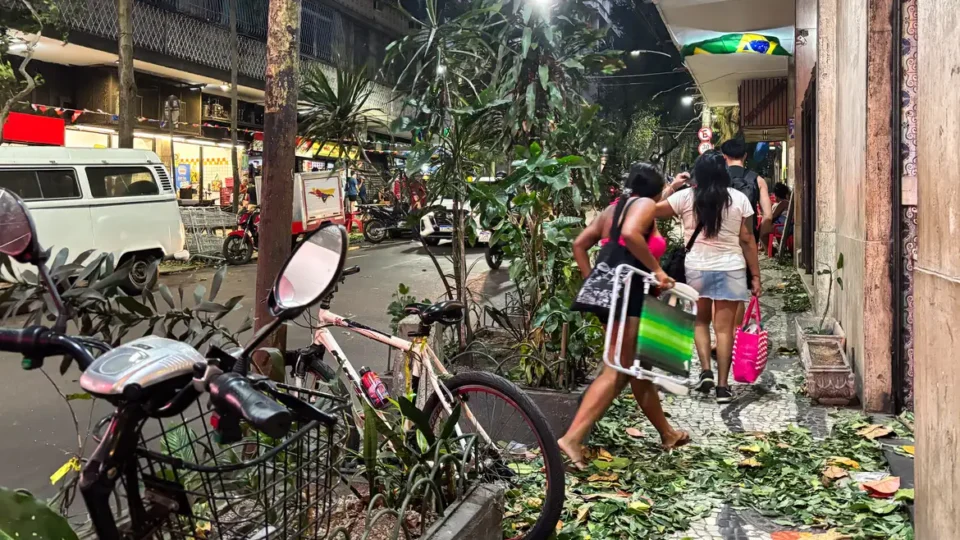 Ventania deixa 10 feridos em São Paulo; no Rio, mais de 400 mil seguem sem energia