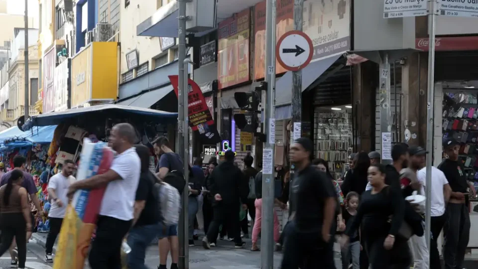 Economia cresce 0,7% em maio, puxada por consumo das famílias