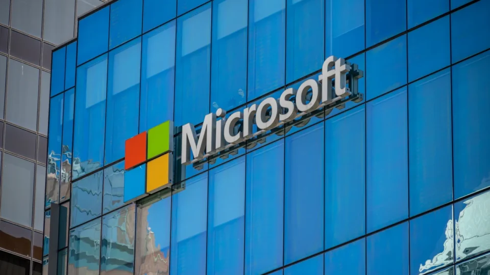Microsoft demite 4,8 mil funcionários e cita impacto da IA como justificativa