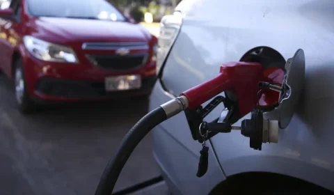 Com petróleo em alta, governo estende subsídio à gasolina por mais dois meses