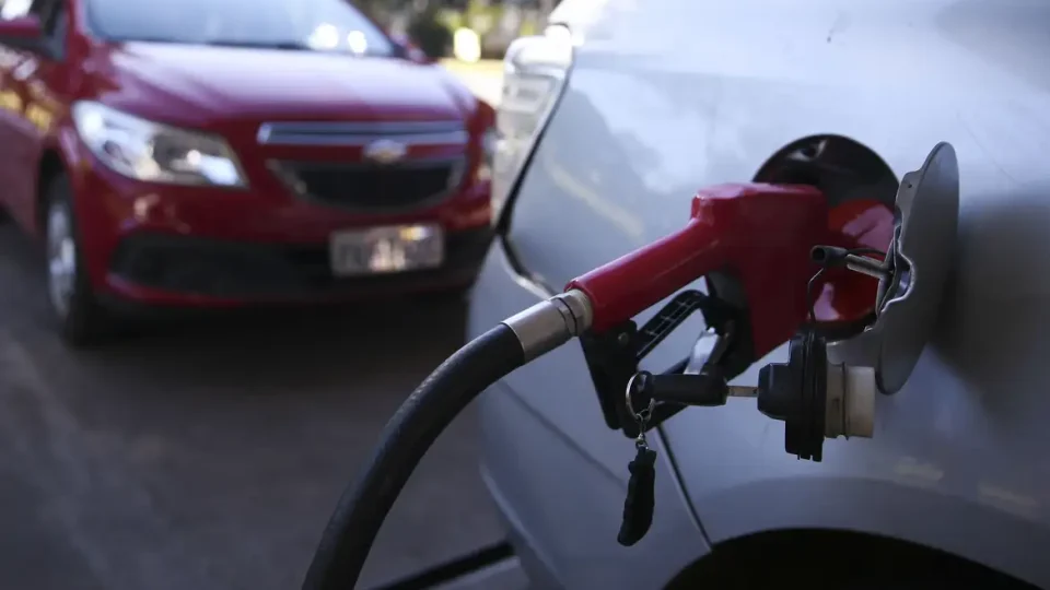Com petróleo em alta, governo estende subsídio à gasolina por mais dois meses