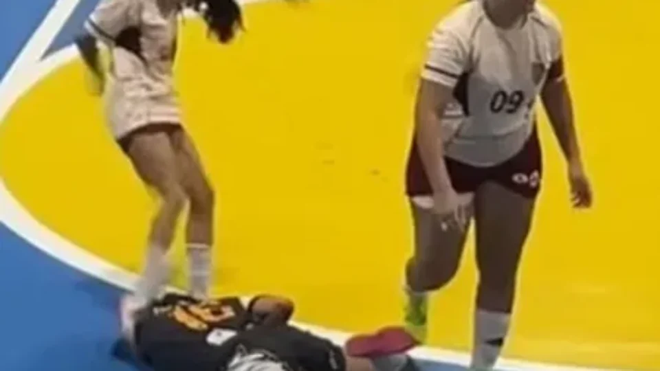 Jogadora que chutou cabeça de adversária em campeonato de futsal no CE é investigada