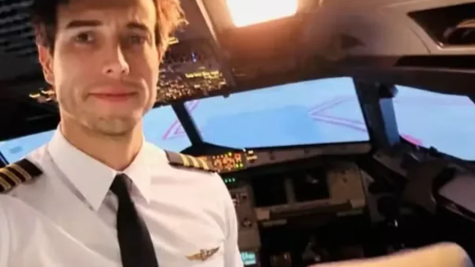 Instrutor de voo se joga de avião em pleno ar e diz à aluna: ‘Você sabe o que fazer’
