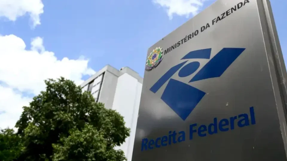Receita Federal leiloa iPhones, notebooks e veículos apreendidos; lances começam hoje