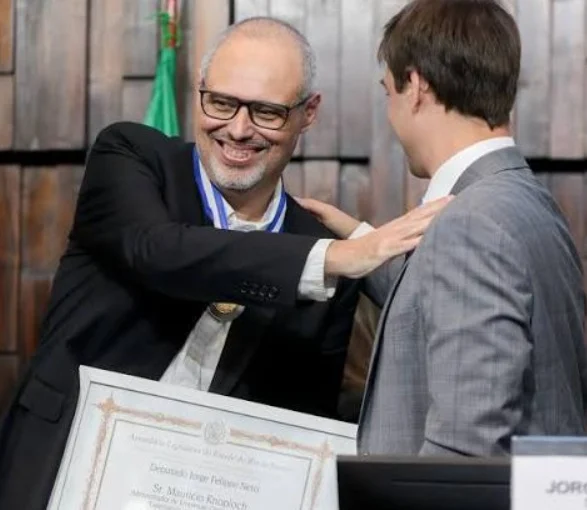 Mauricio Knoploch recebeu a Medalha Tiradentes em 2025, em cerimônia realizada na Alerj — Foto: Reprodução/Redes Sociais