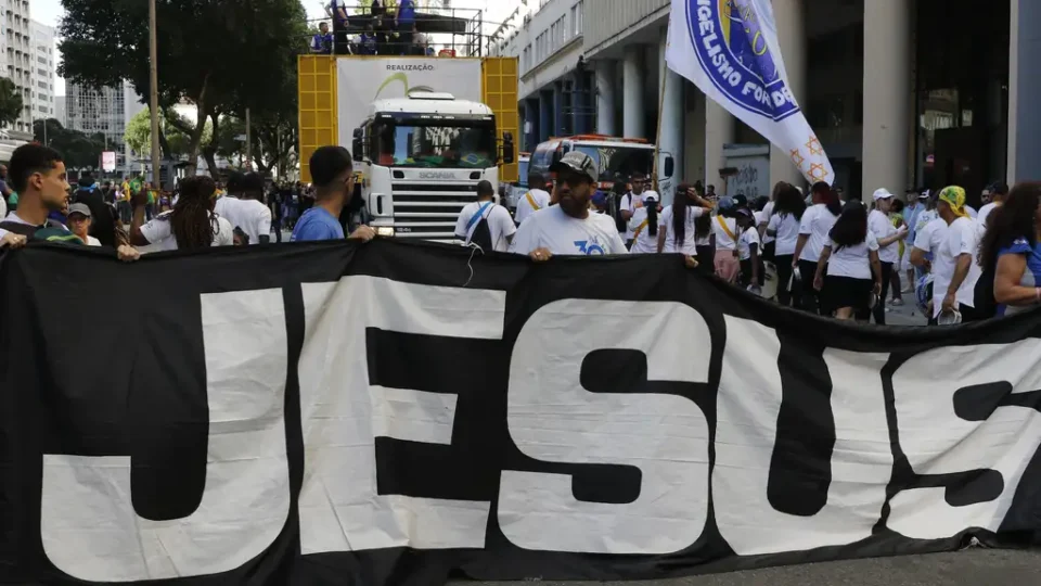Maioria dos evangélicos é de direita; católicos registram empate, diz Datafolha