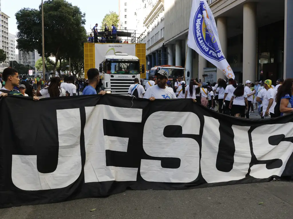 Grupos de fiéis participam da Marcha para Jesus, no Centro do Rio.