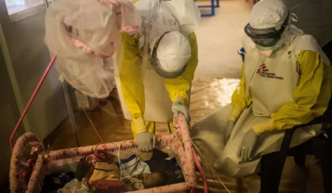 Reino Unido inicia testes em humanos de vacina contra nova cepa do ebola