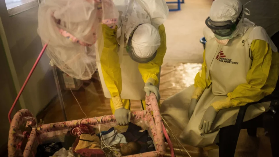 Reino Unido inicia testes em humanos de vacina contra nova cepa do ebola