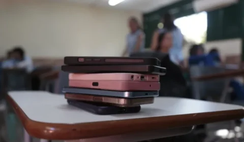 Restrição a celulares em escolas avança, mas 39% dos diretores relatam dificuldades