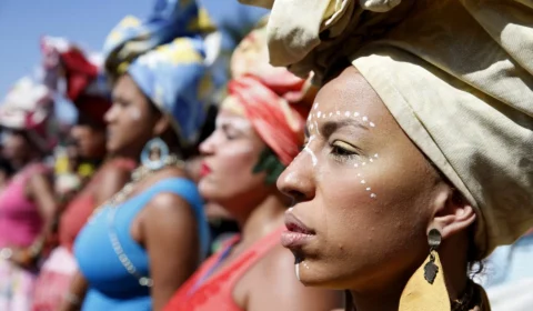 Mulheres negras ampliam acesso à educação, mas violência cresce 185%, diz estudo