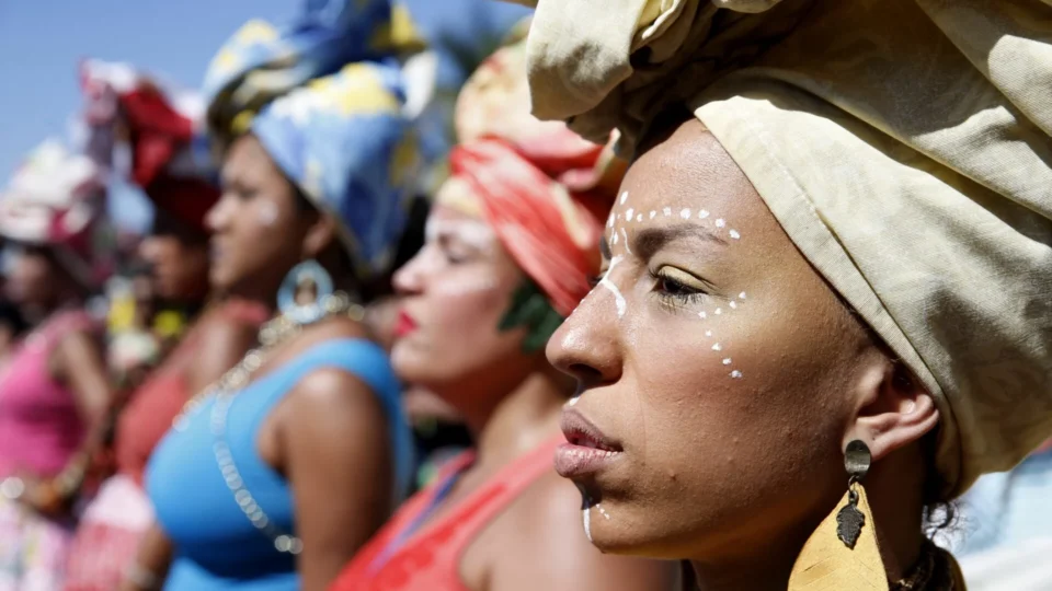 Mulheres negras ampliam acesso à educação, mas violência cresce 185%, diz estudo