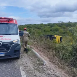 Ônibus com romeiros tomba no Ceará e provoca morte de duas pessoas