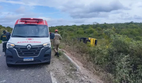 Ônibus com romeiros tomba no Ceará e provoca morte de duas pessoas