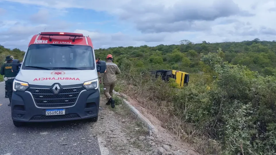 Ônibus com romeiros tomba no Ceará e provoca morte de duas pessoas