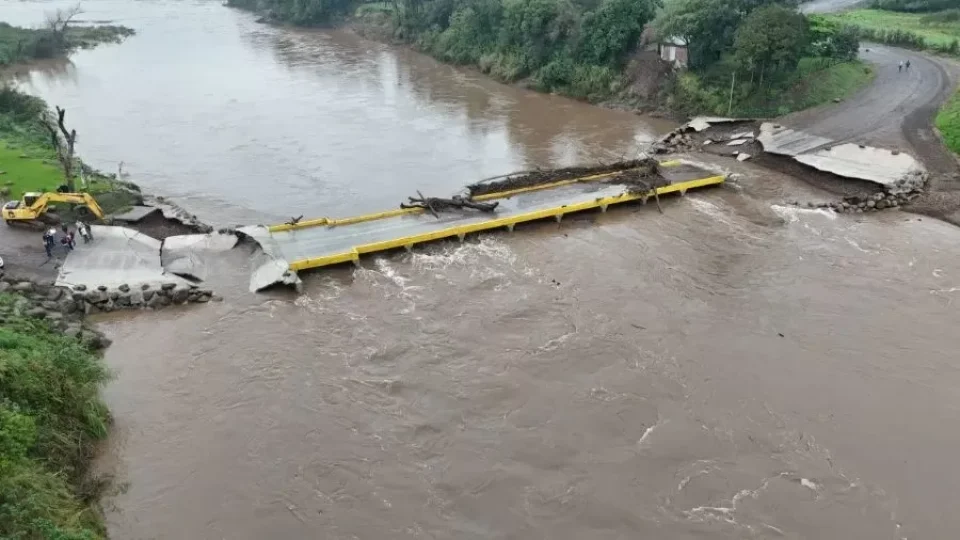 Chuva no RS afeta 169 cidades, destrói ponte e tira mais de mil pessoas de casa
