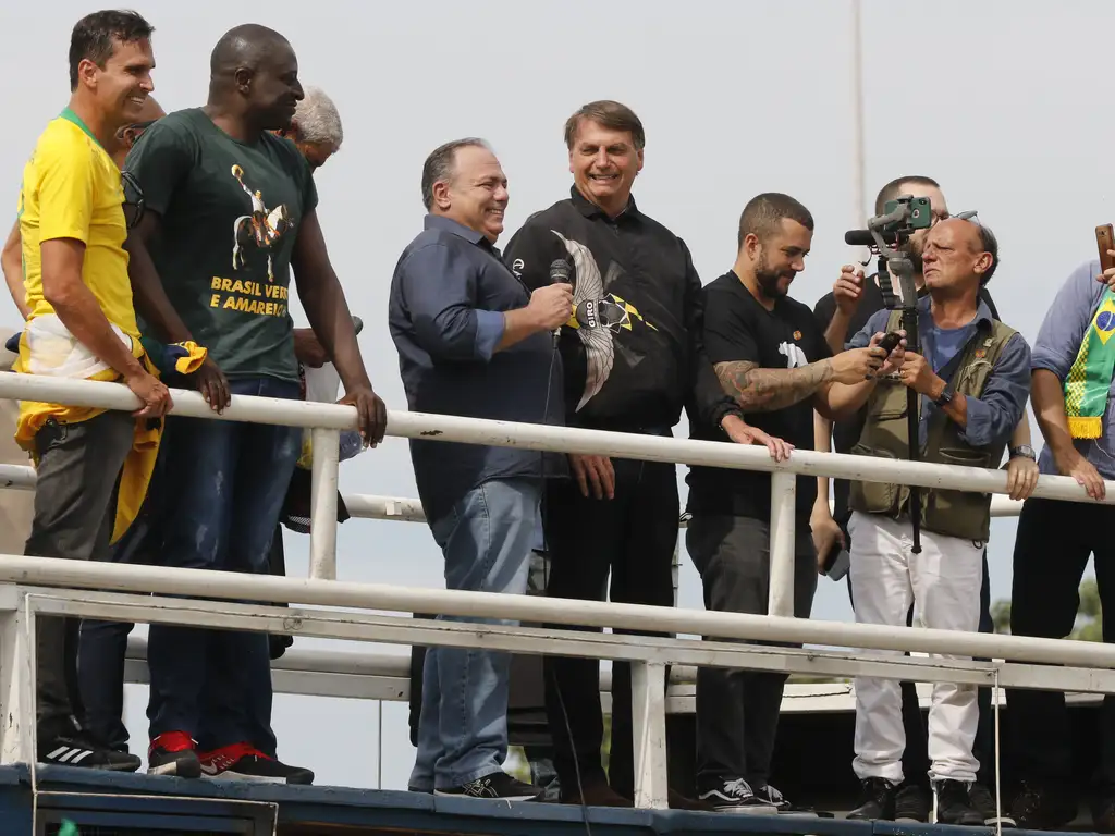 Pazuello em trio ao lado do ex-presidente Jair Bolsonaro. 